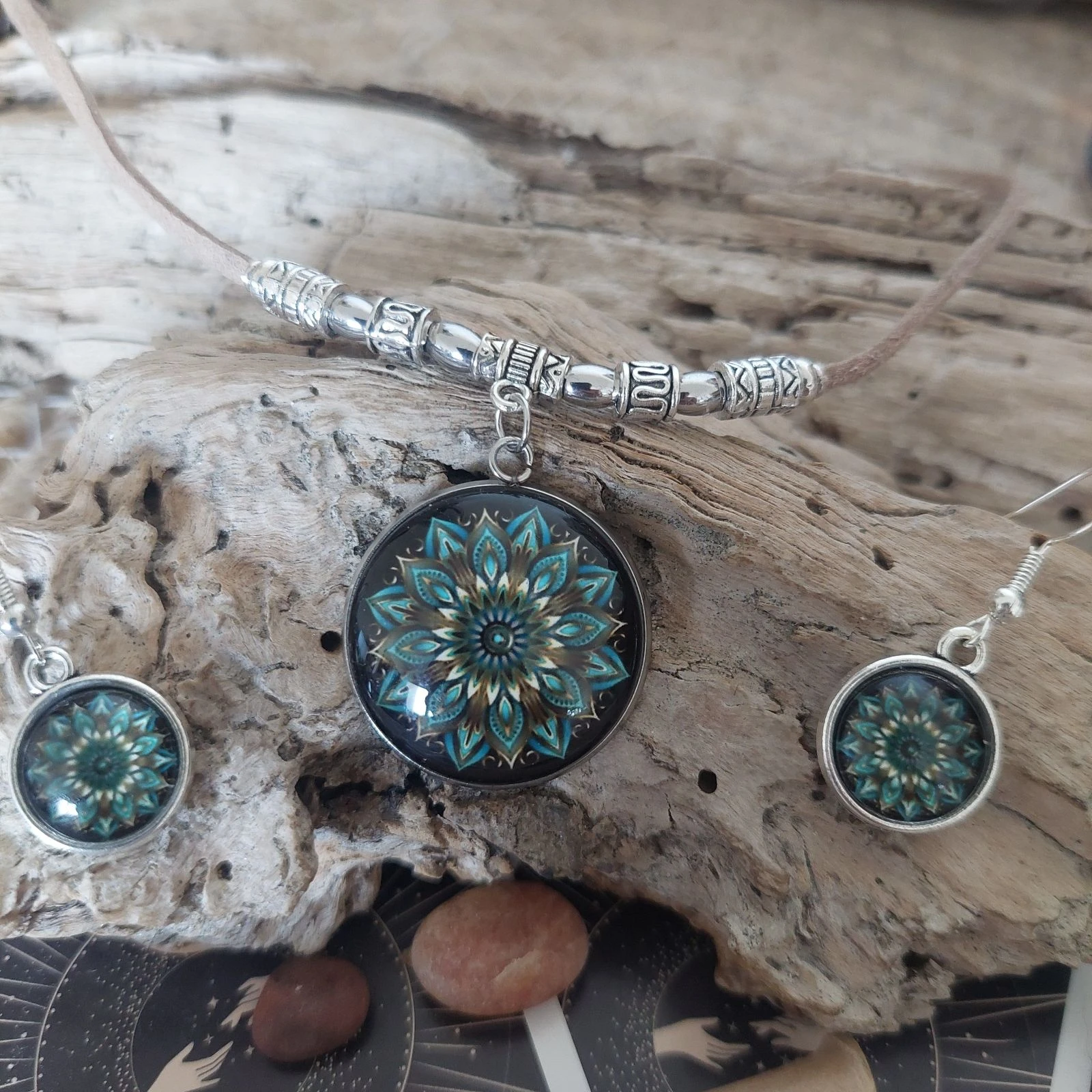 Parure boêmio, mandala cabochão de couro bege 45cm – photo 2